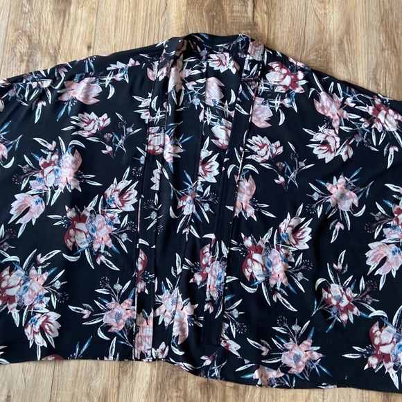 Aritzia Talula xxs/xs kimono - Picture 3 of 3